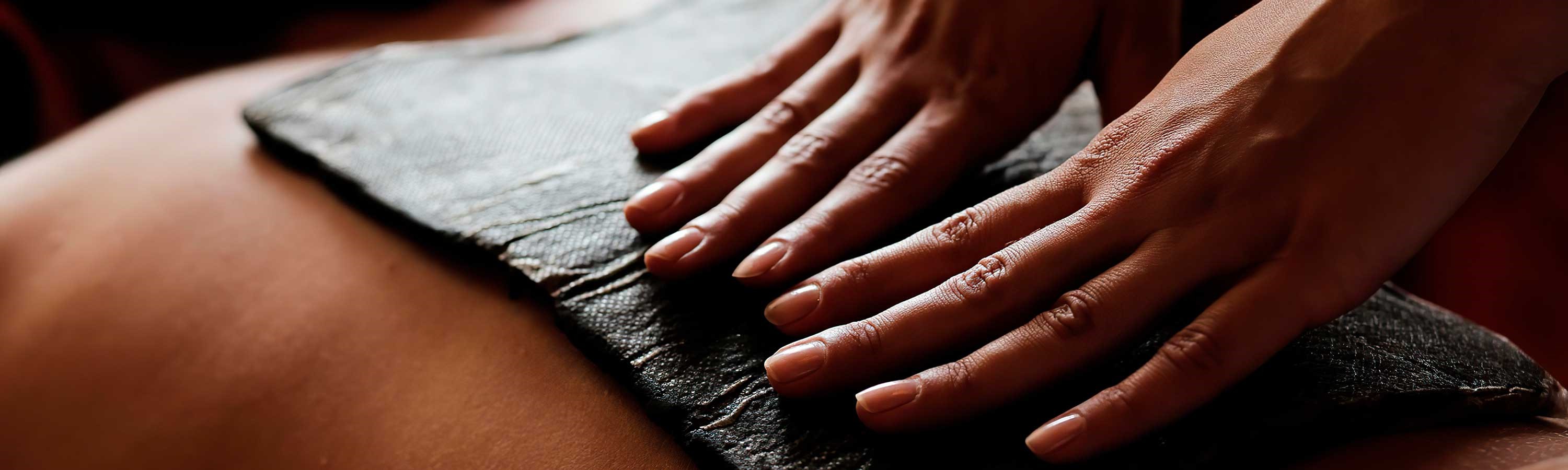 Bei tiefsitzenden Verspannungen hilft oft eine Wärmetherapie mit Fango-Packungen